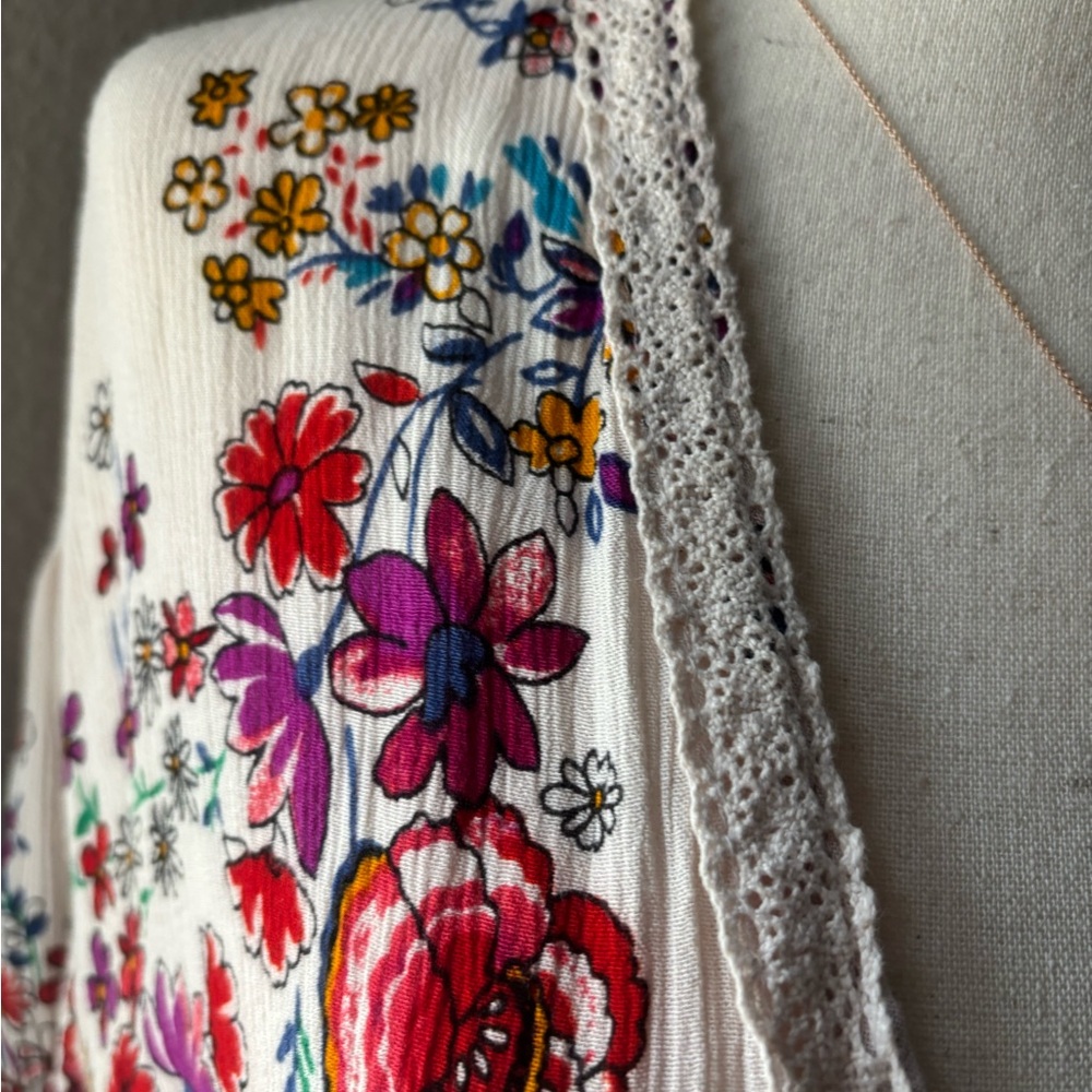 Beautiful Floral Kimono Lace Detail Bila Final Sale - Picture 5 of 10